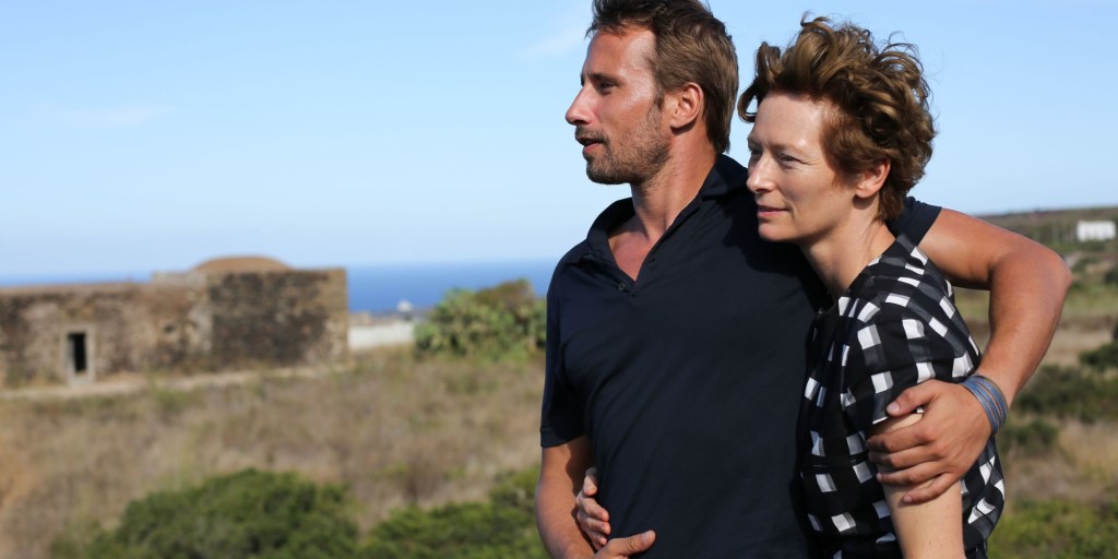 Matthias Schoenaerts con Tilda Swinton